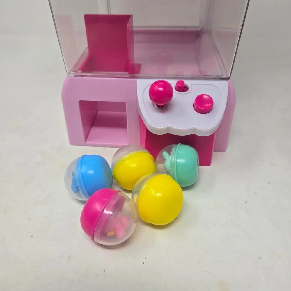 Hello Kitty Claw Machine Jazwares Pink Sanrio Arcade Game‎ with 5 Prize Capsules